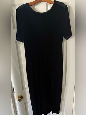 Classic Black Velvet Midi Dress - Elegant Short Sleeve